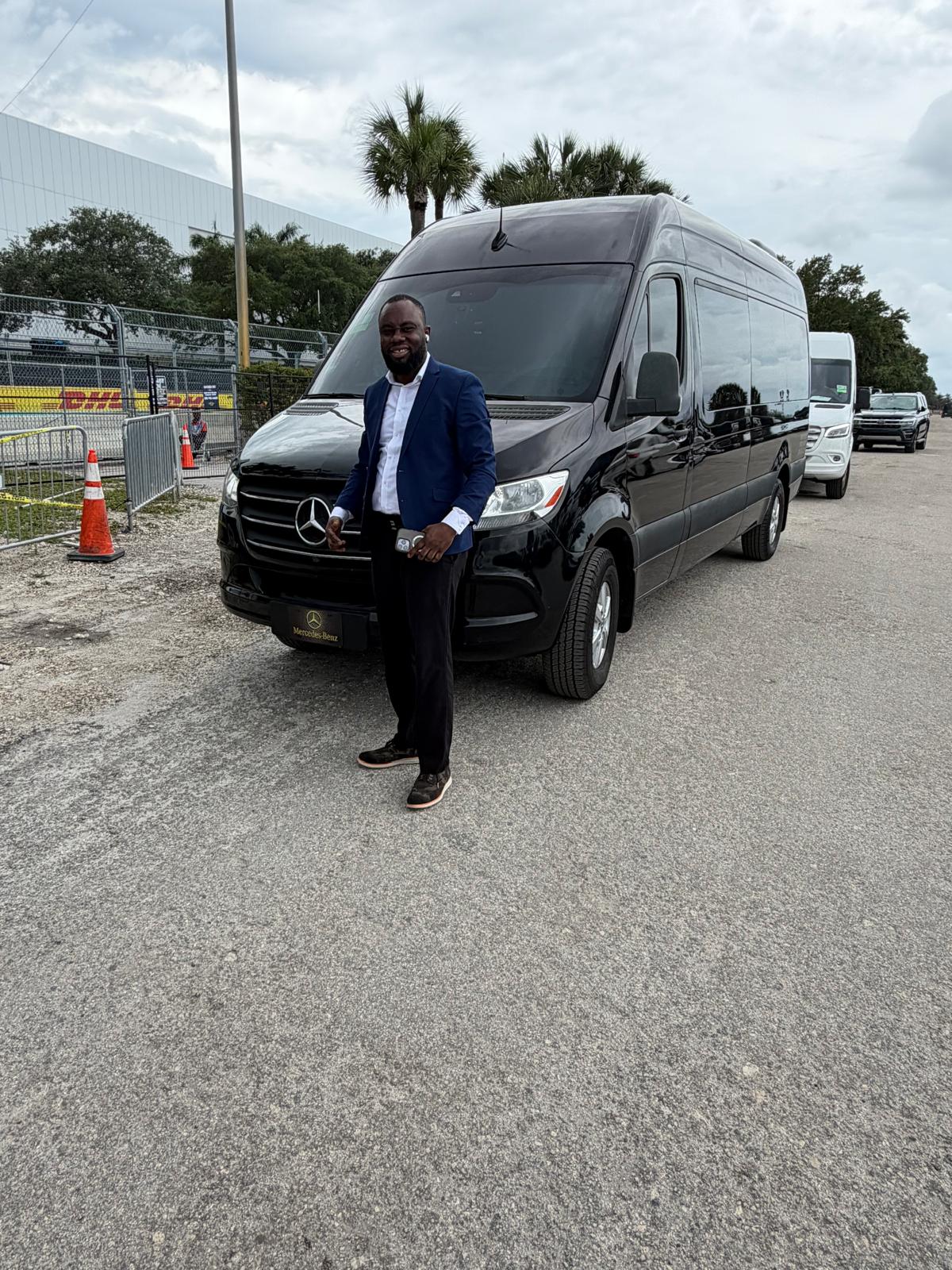 Conductor de Miami Airport Shuttle and Limo junto a su van Mercedes-Benz Sprinter