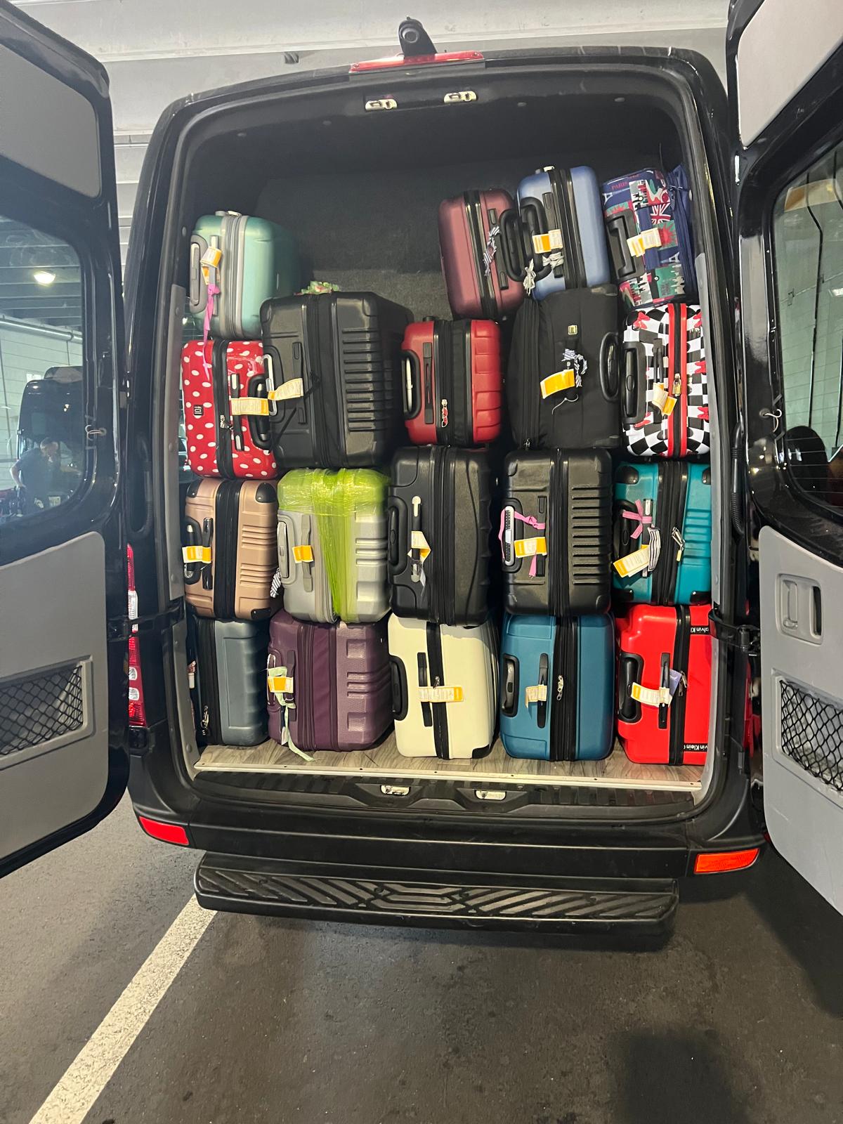 Van de Miami Airport Shuttle and Limo cargada con las maletas de los pasajeros